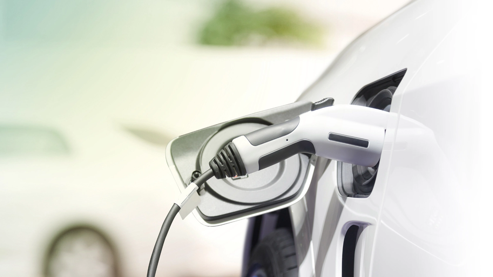 Ein Elektroauto ist an einer Ladestation zum Laden angeschloßen